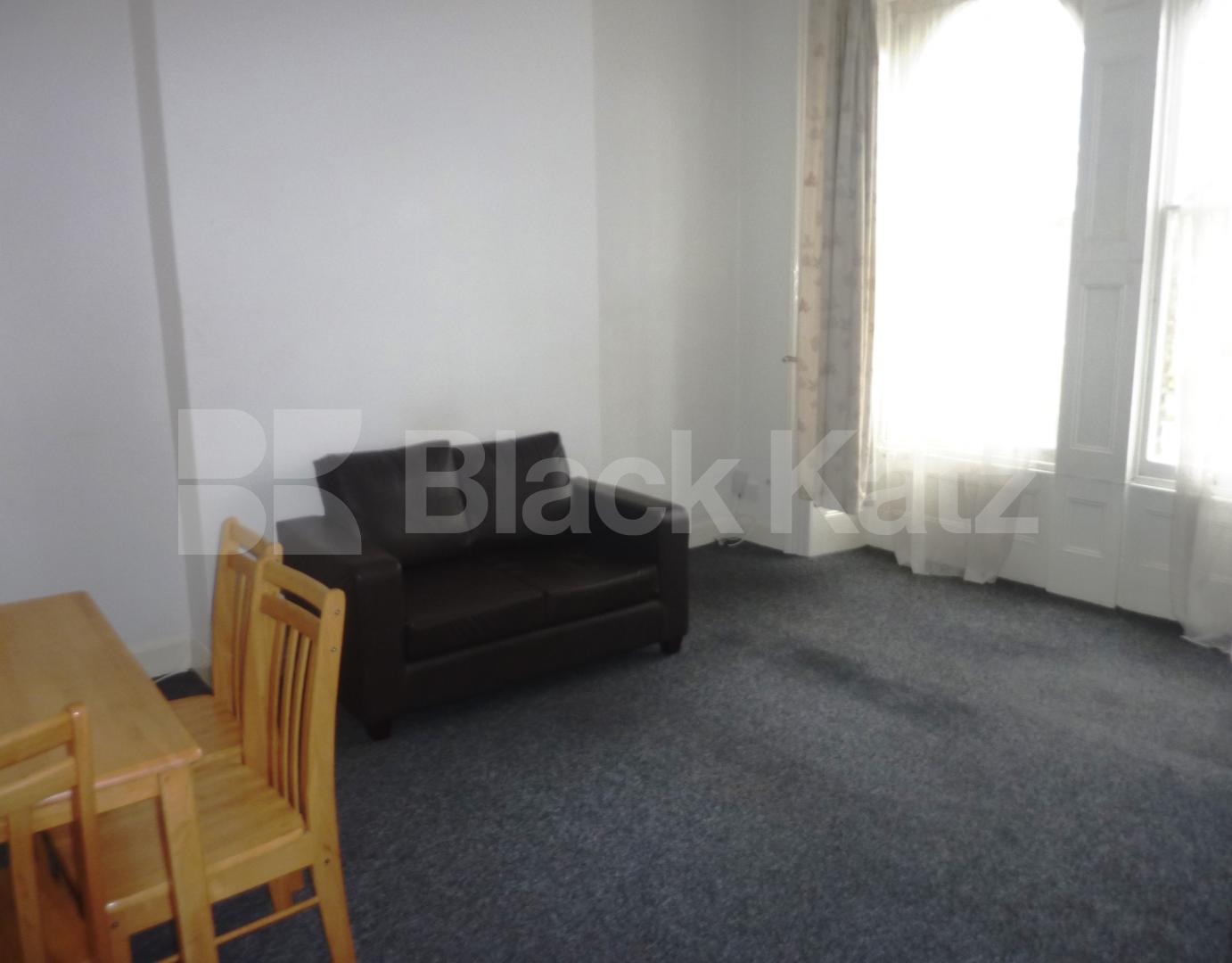			HUGE ONE BED!, 1 Bedroom, 1 bath, 1 reception Flat			 St Augustines Road, CAMDEN SQUARE 